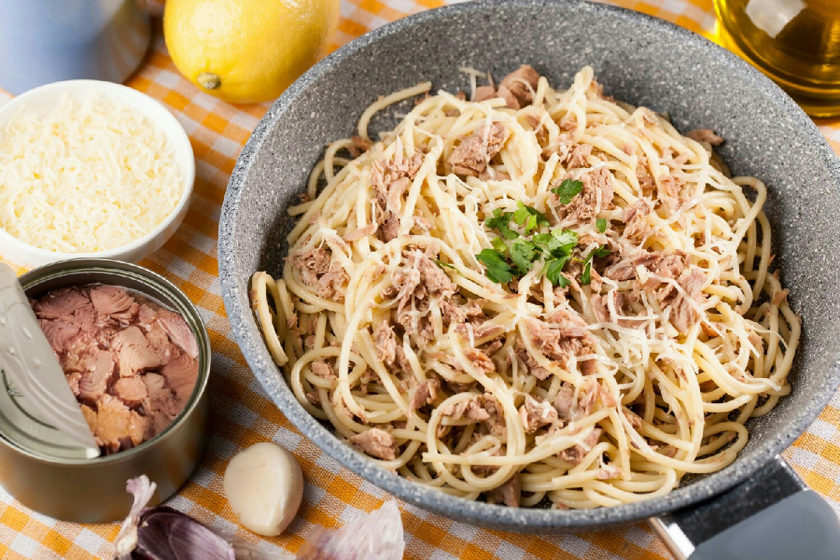 Perché soffriggere il tonno prima di cuocere gli spaghetti li rende più digeribili e saporiti